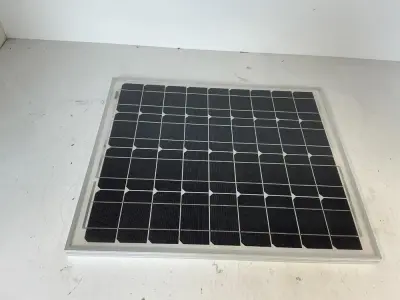 SNT-M050 Luxe Off-Grid Zonnepaneel - 50W (Met professionele MC4-solarkabels) – kavel bij Dome Auctions, Gullegem