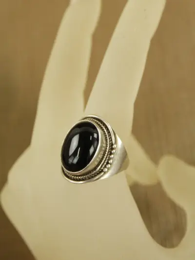 Sterling zilveren ring met grote zwarte cabochon – kavel bij De Kringwinkel, Antwerpen