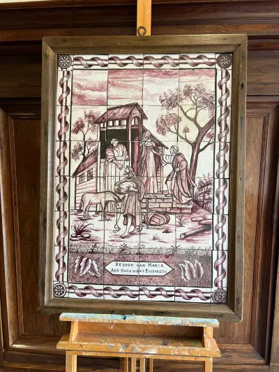 Antiek Hollands tegeltableau (verm. 18e eeuws) - Bezoek van Maria aan haar nicht Elisabeth – kavel bij Het Harener Veilinghuys, Tynaarlo