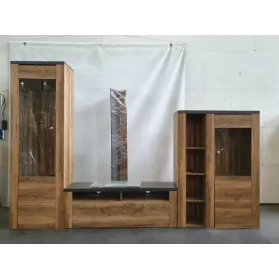 Wohnwand Holzoptik mit Glasvitrine – kavel bij Luedtke Versteigerungen, Berlin
