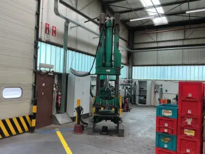Hydraulische pers – kavel bij Openbare Verkopen, Gullegem