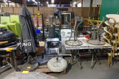 4x Tafel + 3 parasolvoeten – kavel bij Openbare Verkopen, Wielsbeke