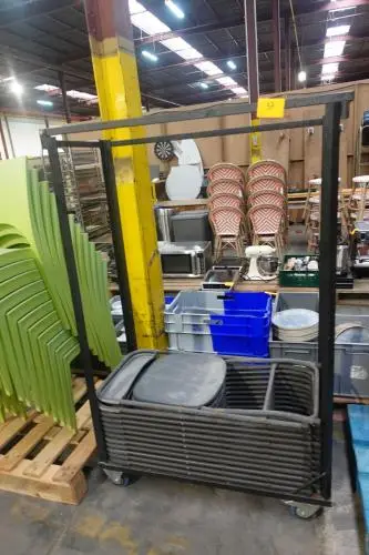 12x Kunstof stoel + stapelkar – kavel bij Openbare Verkopen, Wielsbeke