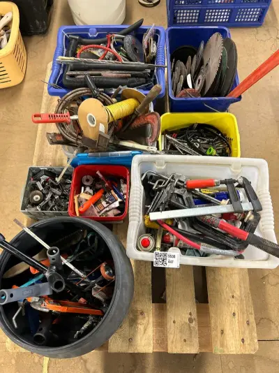 Partij handgereedschap en bouwmaterialen – kavel bij Onlineveilingmeester, Hoogeveen
