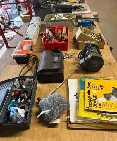Partij gereedschap, bouwmaterialen en toebehoren W.o. DeWALT – kavel bij Onlineveilingmeester, Hoogeveen
