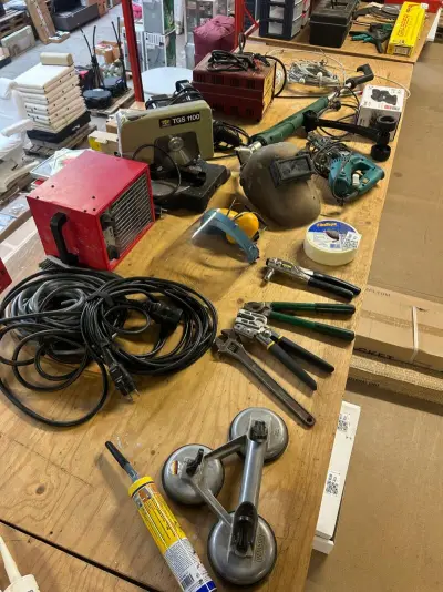 Elektrisch gereedschap, zaagmachine, acculader en diverse handgereedschappen W.o. Makita, Stanley, FERM – kavel bij Onlineveilingmeester, Hoogeveen