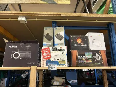 Partij elektronica w.o. HP laptopladers, Devolo WiFi-adapters en diverse projectoren – kavel bij Onlineveilingmeester, Hoogeveen