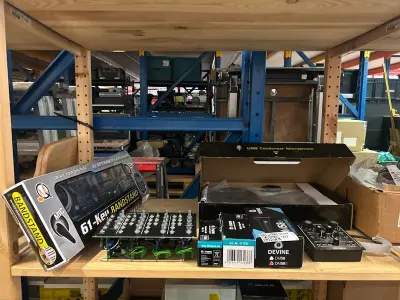 7x Muziekinstrumenten, studio- en audioapparatuur W.o. Devine, Roland – kavel bij Onlineveilingmeester, Hoogeveen