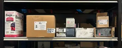 Partij schakelmateriaal, voedingen, installatiecomponenten, thermostatische inbouwkraan W.o. Hotbath, Siemens, Mean Well, Eaton, Gira – kavel bij Onlineveilingmeester, Hoogeveen
