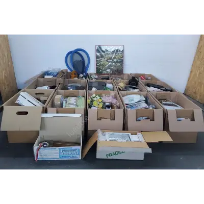 15 Kisten Hausrat, Deko, CDs und Sonstiges – kavel bij Luedtke Versteigerungen, Berlin