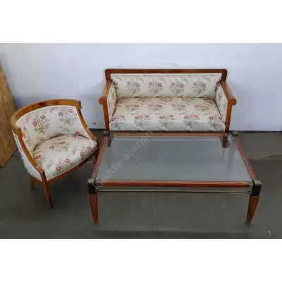 Couch (ca. 135cm x 85cm) mit Sessel und Tisch (ca. 128cm x 78cm x 42cm) – kavel bij Luedtke Versteigerungen, Berlin