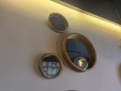 1 Lot Decoratieve Ronde Spiegels "hout" – kavel bij Hammertime