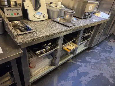1 Rvs Werktafel Met Marmeren Blad – kavel bij Hammertime