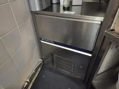 1 Rvs Ijsblokjesmachine Kastel – kavel bij Hammertime