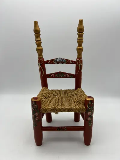 Set van 3 vintage houten poppenstoeltjes - handbeschilderd, gevlochten zitting – kavel bij Het Harener Veilinghuys, Tynaarlo