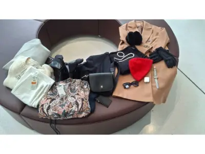 1 Mischposten Damen, Kleidung Gr. M-XL, AirPods, Ray-Ban Sonnenbrille, 16 Teile – kavel bij Zoll-Auktion, Frankfurt am Main