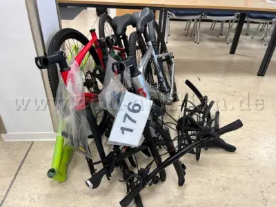 6 teiliger Fahrradposten (drei zerlegte Räder, ein Rahmen, 2 Sattel) – kavel bij Zoll-Auktion, Hamburg