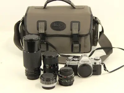 Canon AE-1 spiegelreflexcamera met lenzen en toebehoren – kavel bij De Kringwinkel, Antwerpen