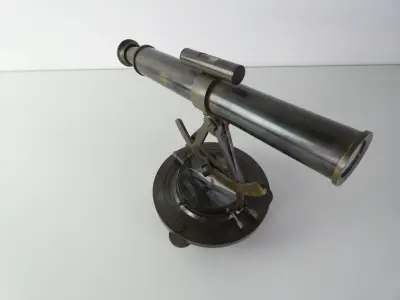 Decoratieve theodoliet met telescoop en kompas – kavel bij De Kringwinkel, Heverlee