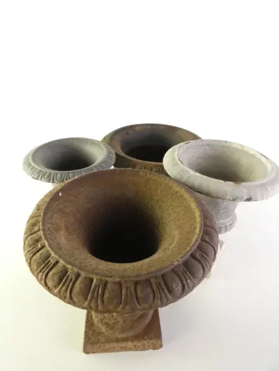 Set van 4 decoratieve gietijzeren tuinvazen in Medici stijl – kavel bij De Kringwinkel, Heverlee