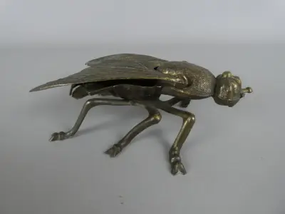Decoratieve metalen insectenbeeldje met beweegbare vleugels – kavel bij De Kringwinkel, Diest