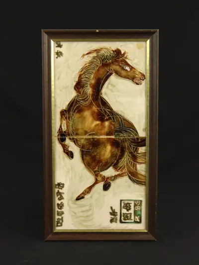 Maw & Co. – handbeschilderd majolicategeltableau met steigerend paard – kavel bij De Kringwinkel, Antwerpen