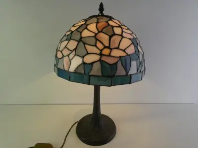 Tiffany stijl tafellamp met gekleurd glas en metalen voet – kavel bij De Kringwinkel, Heverlee