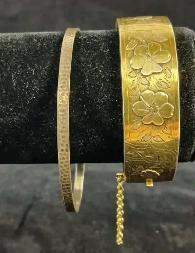 Set van twee vintage armbanden, één met bloemmotief – kavel bij De Kringwinkel, Turnhout