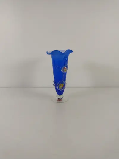 Blauwe glazen vaas met bloemdecoratie – kavel bij De Kringwinkel, Turnhout