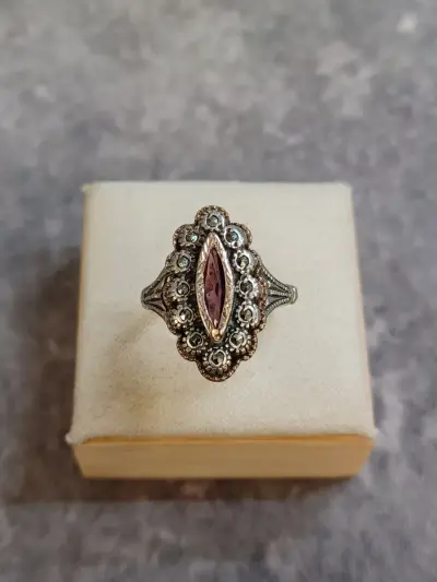 Vintage ring in Art Déco stijl met paars-roze navette steen en markasiet – kavel bij De Kringwinkel, Gent