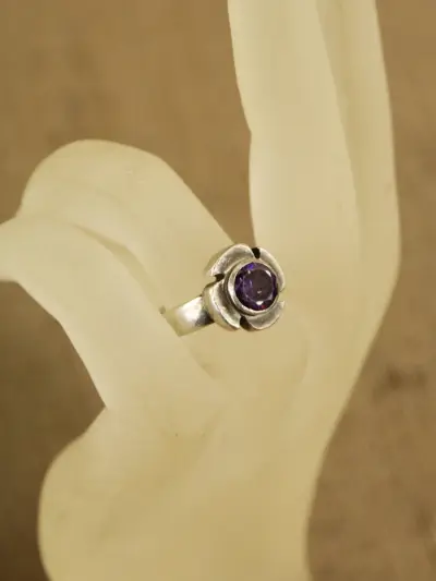 Sterling zilveren ring met paarse gefacetteerde steen – kavel bij De Kringwinkel, Antwerpen
