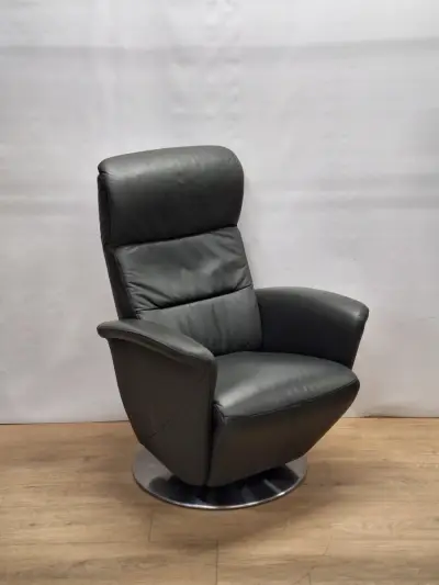 Relaxfauteuil in antracietgrijs leder met glanzende metalen schotelvoet - Hukla Duitsland – kavel bij De Kringwinkel, Gent