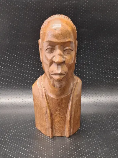 Handgesneden Afrikaanse buste in massief hardhout – kavel bij De Kringwinkel, Gent