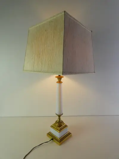 Vintage tafellamp met goudkleurige accenten – kavel bij De Kringwinkel, Heverlee