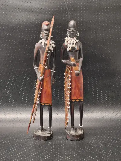 Twee handgesneden Afrikaanse Maasai beelden van een krijger en vrouw – kavel bij De Kringwinkel, Gent
