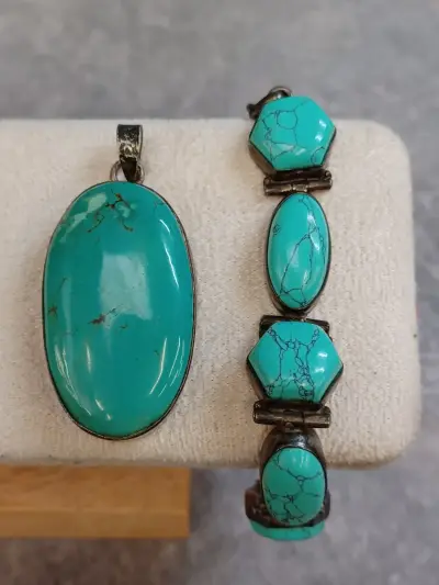 Zilveren hanger en armband met turquoise stenen – kavel bij De Kringwinkel, Gent