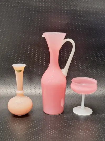 Italiaans opaline glaswerk in roze en wit uit de jaren 50 en 60 - driedelig – kavel bij De Kringwinkel, Gent