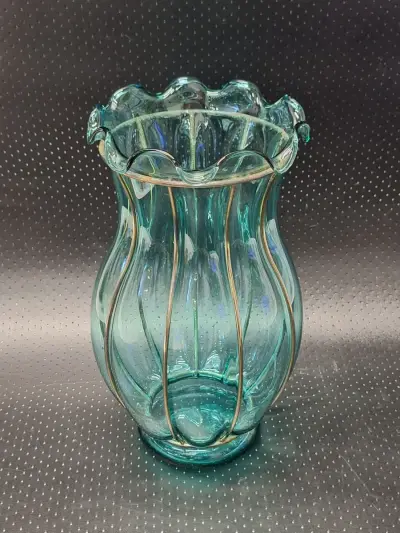 Vintage turquoise glazen vaas in Murano-stijl met metalen frame – kavel bij De Kringwinkel, Gent