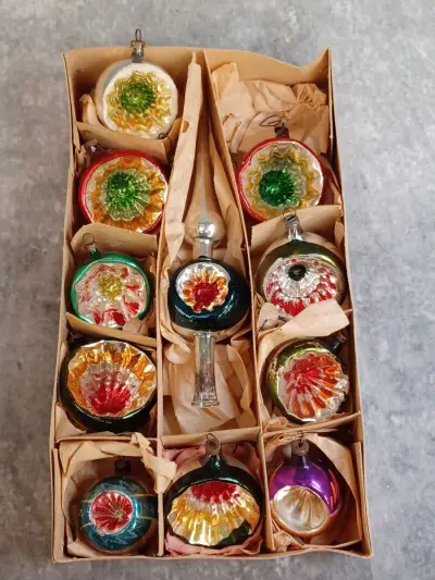 Vintage glazen kerstballen en piek met reflectors – kavel bij De Kringwinkel, Gent