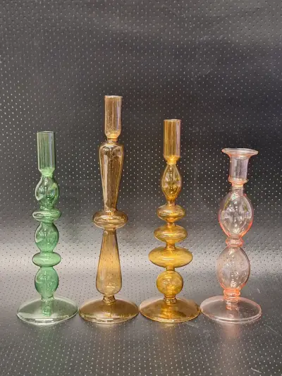 Set van 4 kleurrijke glazen kandelaars in retrostijl – kavel bij De Kringwinkel, Gent
