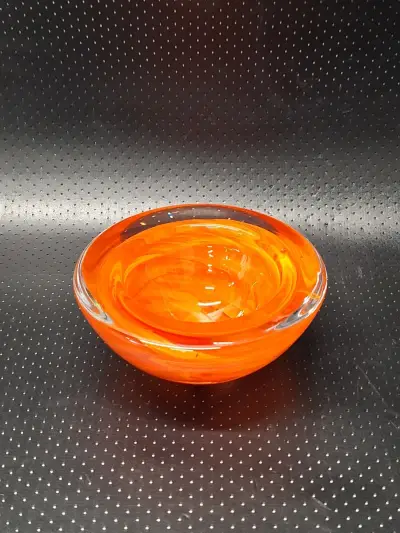 Kosta Boda Atoll grote oranje design schaal van Anna Ehrner – kavel bij De Kringwinkel, Gent