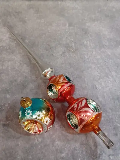Vintage glazen kerstpiek en bijpassende kerstbal met reflector – kavel bij De Kringwinkel, Gent