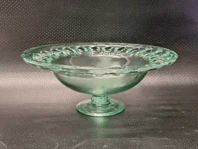 Fruitschaal van groen Spaans glas op voet - Vidrios San Miguel – kavel bij De Kringwinkel, Gent