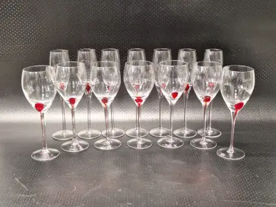 Set van 14 wijn- en champagneglazen met rode accenten in de stoom – kavel bij De Kringwinkel, Gent