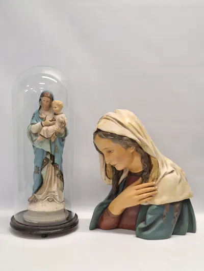 2 religieuze beelden waaronder Art Deco Maria buste en Madonna met kind onder glazen stolp – kavel bij De Kringwinkel, Gent