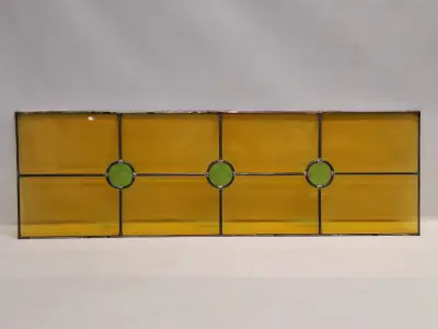 Geometrisch glas-in-lood paneel met groene rondellen en warm geel kathedraalglas – kavel bij De Kringwinkel, Gent