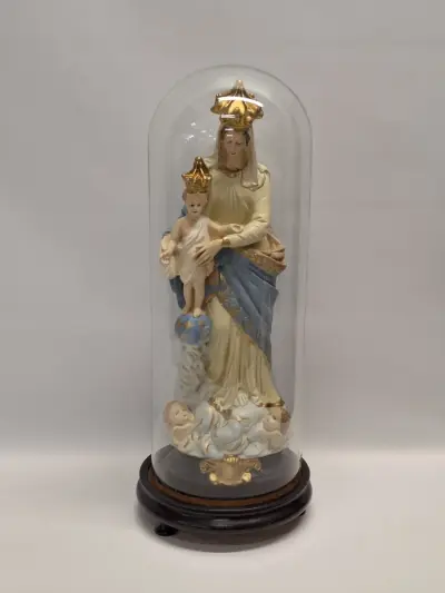 Religieus gipsen beeld van Onze-Lieve-Vrouw van de Overwinning onder mondgeblazen stolp – kavel bij De Kringwinkel, Gent