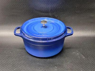 Staub La Cocotte gietijzeren braadpan, diameter 26 cm in donkerblauw – kavel bij De Kringwinkel, Gent