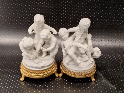 Set van twee Unterweissbach biscuit porseleinen putti beeldengroepen in Louis XV-stijl – kavel bij De Kringwinkel, Gent