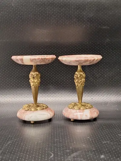 Paar Franse Art-Deco cassolettes in marbre griotte en messing – kavel bij De Kringwinkel, Gent
